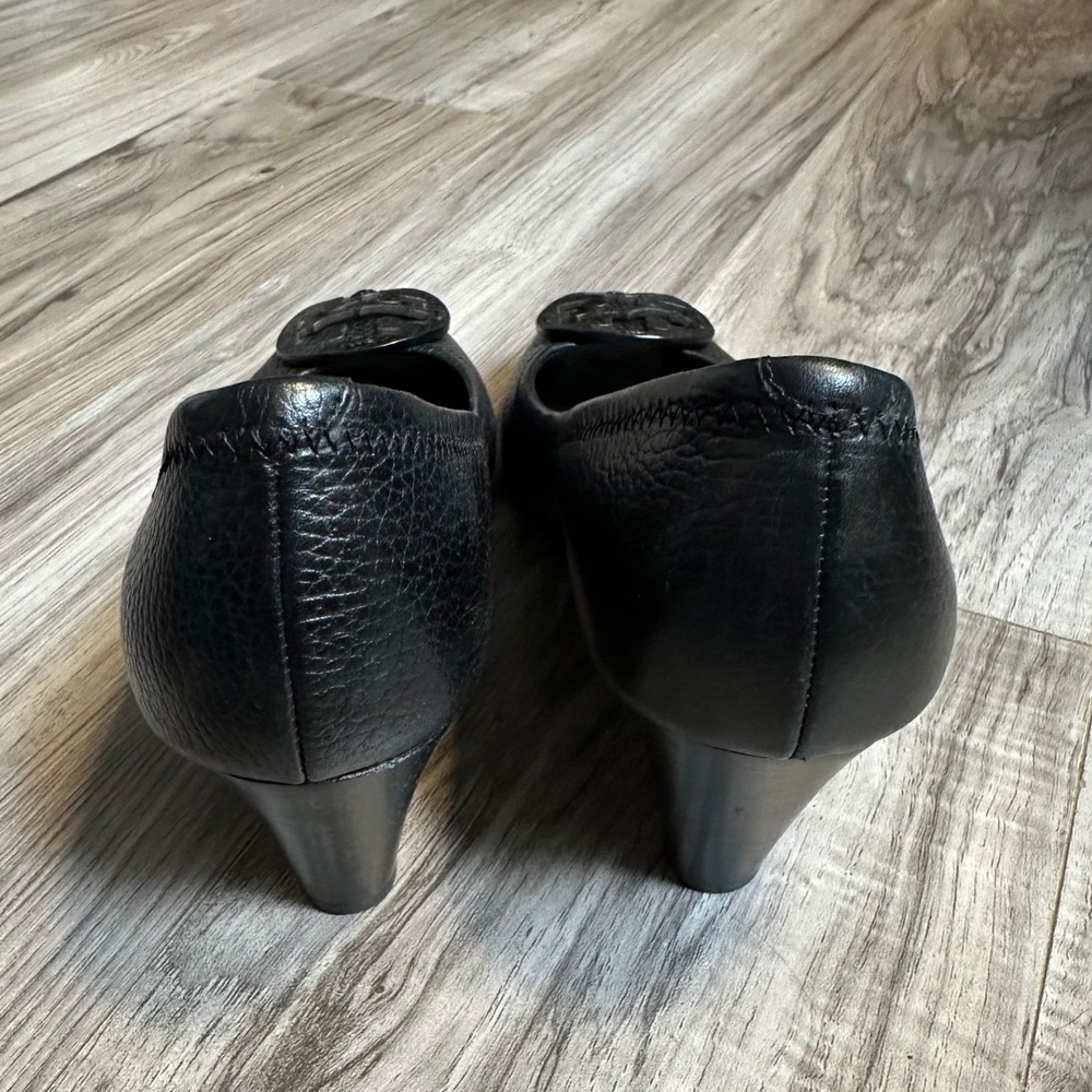Tory Burch Sally Black Pebbled Leather Peep Toe Wedge Heels Logo Size 8.5 - Picture 3 of 10